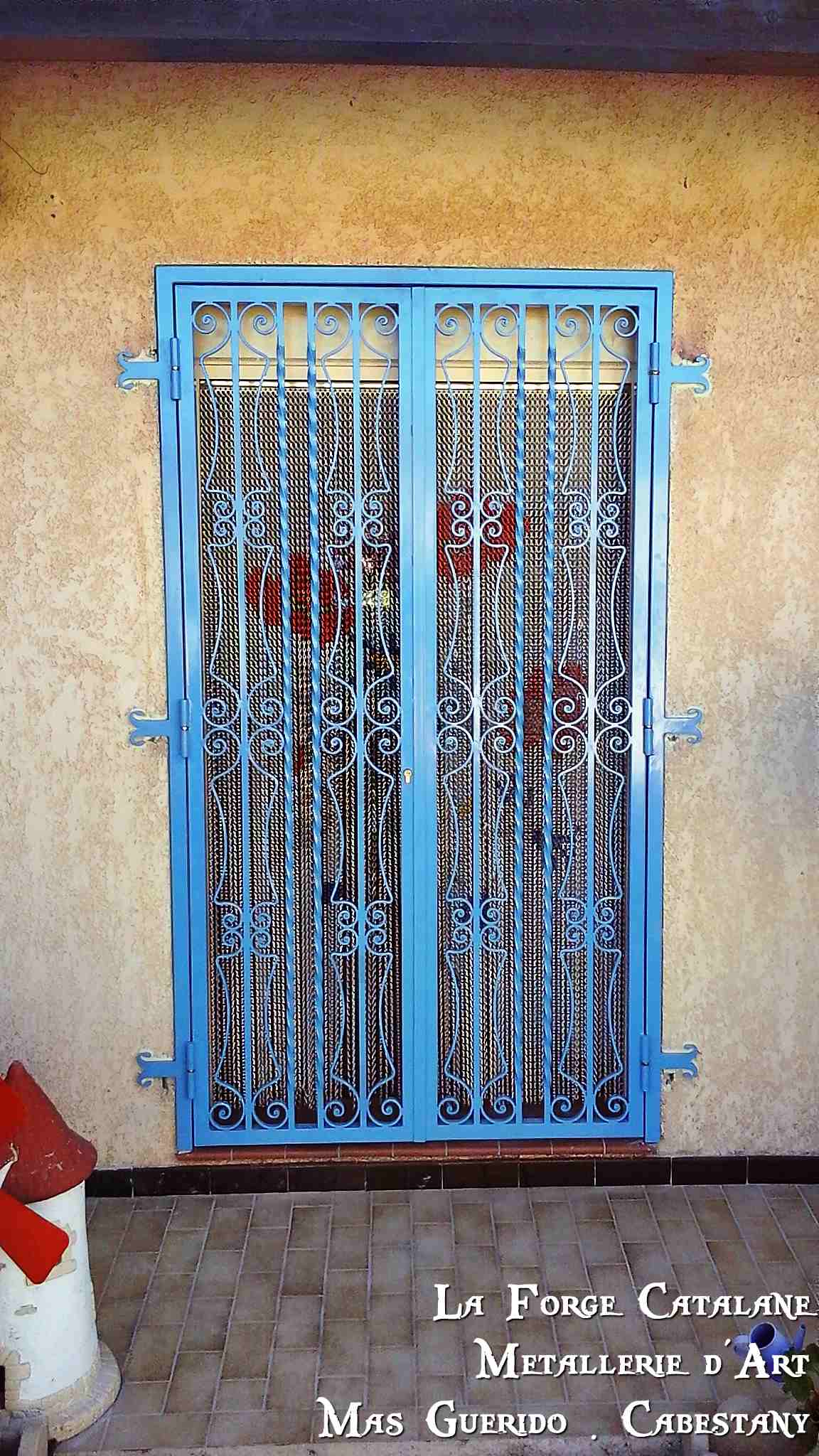 grille articulee 2 vantaux barreaudages vertical torsades et volutes forge catalane.jpg